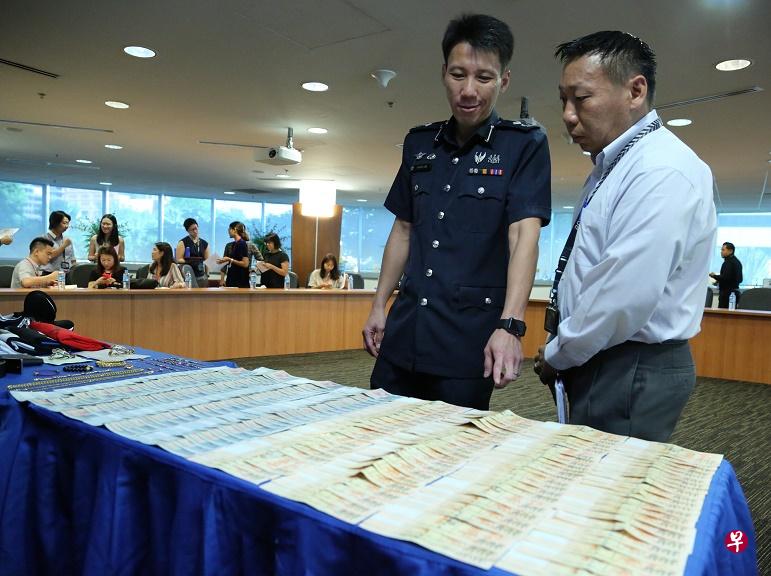 警方召开记者会公布详情,并展示起获的赃物及赃款。 警方召开记者会公布详情,并展示起获的赃物及赃款。