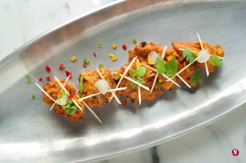 Rang Mahal餐馆采用新鲜食材和新旧结合的烹调法,烹煮出印度式烤老虎虾、印度式炭炉烤龙虾等。(档案照) Rang Mahal餐馆采用新鲜食材和新旧结合的烹调法,烹煮出印度式烤老虎虾、印度式炭炉烤龙虾等。(档案照)