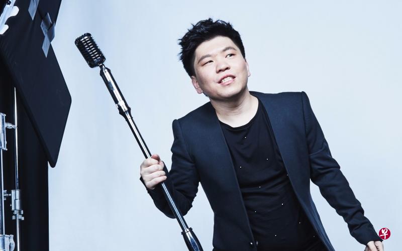 常石磊在邓丽君经典名曲《山茶花》的基础上,重新填词并编曲创作出来《遇见你》。(互联网) 常石磊在邓丽君经典名曲《山茶花》的基础上,重新填词并编曲创作出来《遇见你》。(互联网)