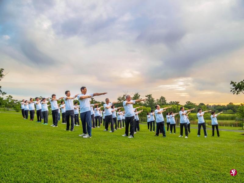 功友们每日清早聚集在练功场锻炼体魄,同时静修心灵。 功友们每日清早聚集在练功场锻炼体魄,同时静修心灵。