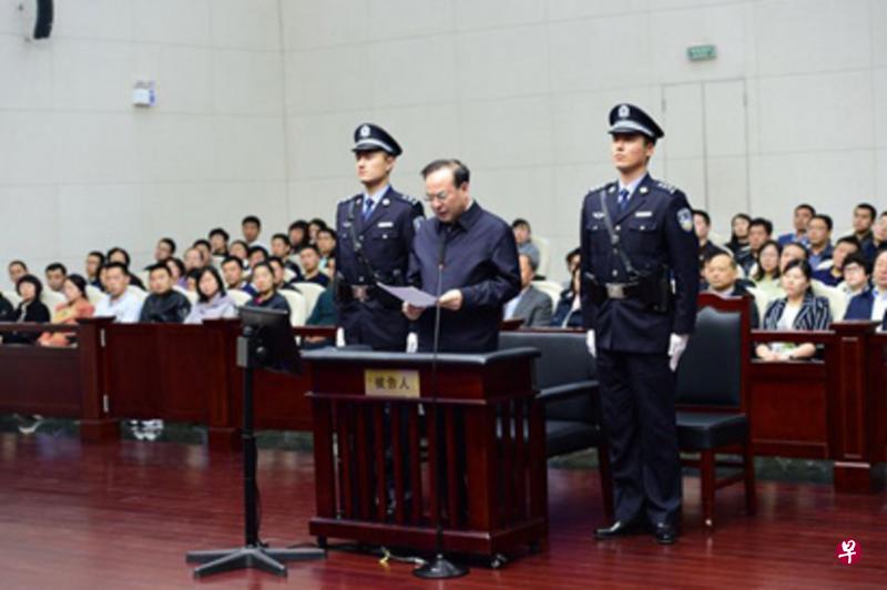 孙政才(中)昨天在法庭上进行最后陈述时,表示自己“真诚地认罪、悔罪,真诚地服从法院判决”。(天津一中院官方微博) 孙政才(中)昨天在法庭上进行最后陈述时,表示自己“真诚地认罪、悔罪,真诚地服从法院判决”。(天津一中院官方微博)