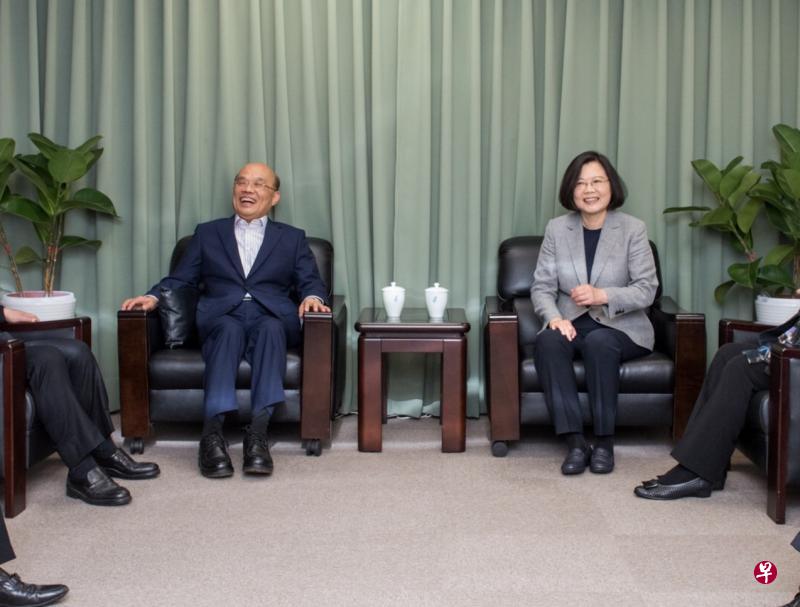 蔡英文(右)昨天在民进党中央党部会见苏贞昌,成功劝进他回锅参选新北市长。(民进党提供) 蔡英文(右)昨天在民进党中央党部会见苏贞昌,成功劝进他回锅参选新北市长。(民进党提供)