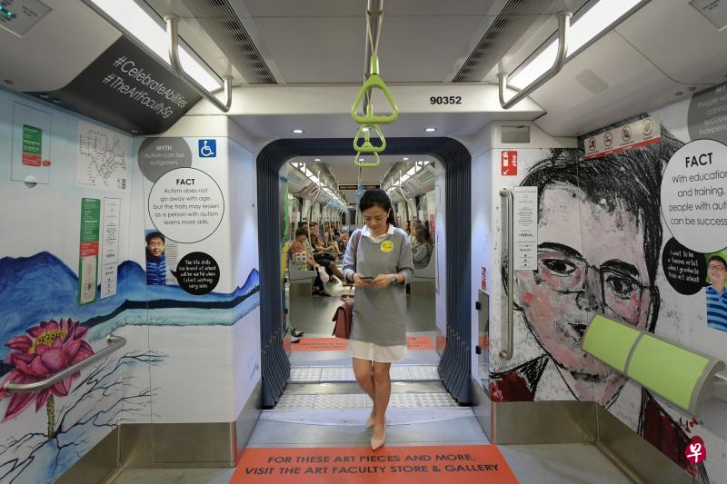 列车内除了贴上自闭症患者的绘画作品,也附有大众对于自闭症的误解以及事实真相,帮助公众更了解自闭症。(海峡时报) 列车内除了贴上自闭症患者的绘画作品,也附有大众对于自闭症的误解以及事实真相,帮助公众更了解自闭症。(海峡时报)