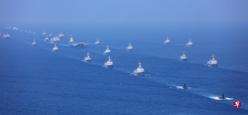中共中央军委昨早在南中国海海域举行盛大阅兵，共有48艘战舰、76架战机和1万多名官兵参加阅兵式。（新华社）