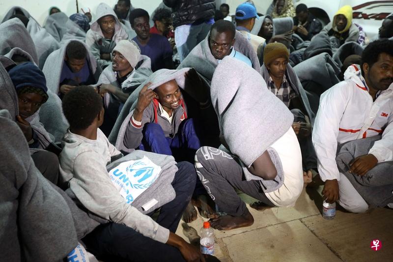 上个月31日在利比亚岸外获救的一批非法移民。(法新社)
上个月31日在利比亚岸外获救的一批非法移民。(法新社)