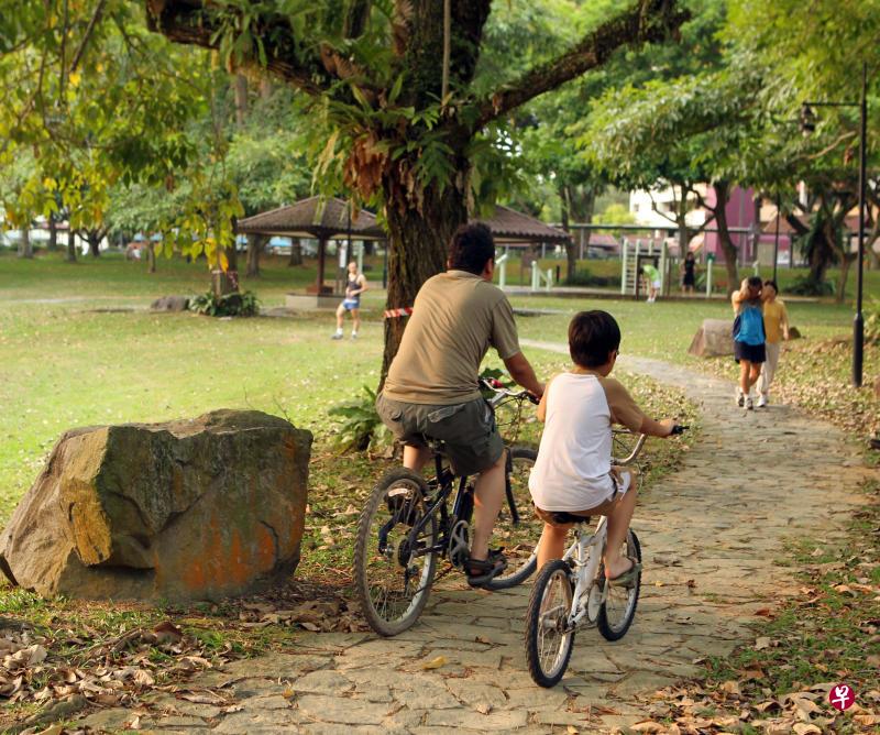 一生中能陪伴孩子成长的日子不多。希望天下父母们都不会因为没有给孩子足够的陪伴而留下遗憾。(档案照片) 一生中能陪伴孩子成长的日子不多。希望天下父母们都不会因为没有给孩子足够的陪伴而留下遗憾。(档案照片)