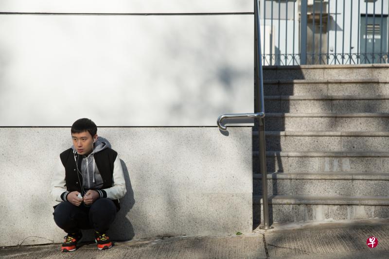 凌文龙在《黄金花》演绎自闭兼智障角色,片中不只有自残戏,还得摸女人胸部。(剧照) 凌文龙在《黄金花》演绎自闭兼智障角色,片中不只有自残戏,还得摸女人胸部。(剧照)