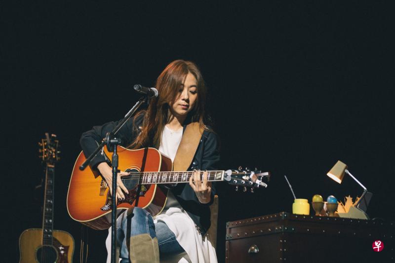 陈绮贞在演唱会上边弹边唱,贴近“房间音乐”的私密感。(档案照) 陈绮贞在演唱会上边弹边唱,贴近“房间音乐”的私密感。(档案照)