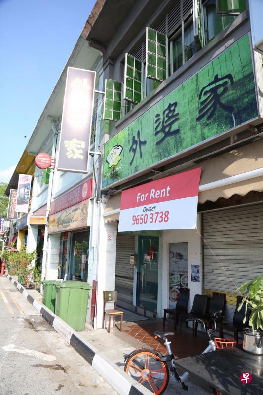“草原小肥羊”火锅店目前已停止营业,记者昨天走访芽笼路81号的店铺,发现店面招牌已换成主打“一鱼八吃”的“外婆家”餐馆,并且挂着招租的布条。(饶进礼摄) “草原小肥羊”火锅店目前已停止营业,记者昨天走访芽笼路81号的店铺,发现店面招牌已换成主打“一鱼八吃”的“外婆家”餐馆,并且挂着招租的布条。(饶进礼摄)