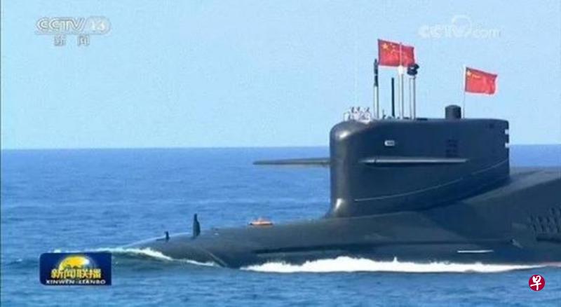 中国海军前天举行的南中国海大阅兵中,094A型战略核潜艇的亮相最引人关注。(视频截图) 中国海军前天举行的南中国海大阅兵中,094A型战略核潜艇的亮相最引人关注。(视频截图)