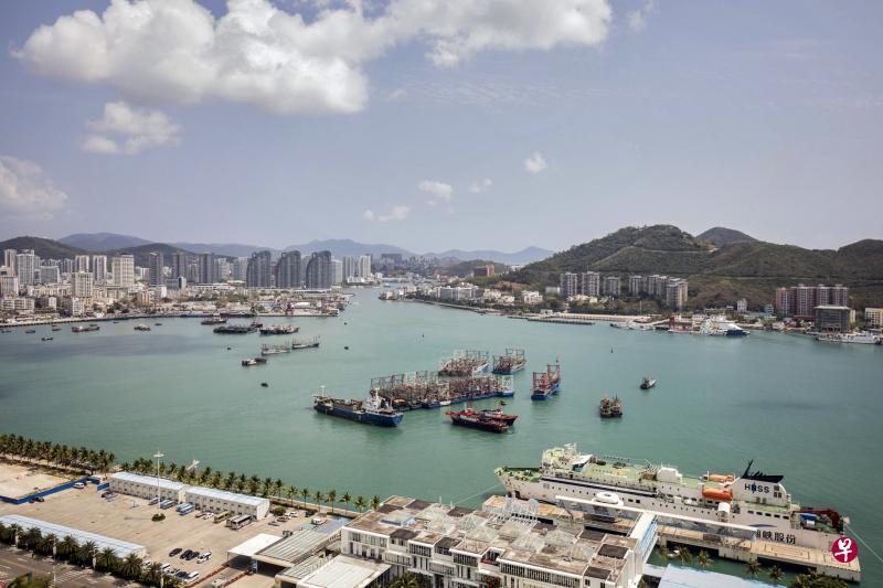 按照海南全岛3万5000平方公里的面积来算,海南将成为全球最大的自由贸易港,面积远超新加坡、香港与迪拜。图为海南三亚港。(彭博社) 按照海南全岛3万5000平方公里的面积来算,海南将成为全球最大的自由贸易港,面积远超新加坡、香港与迪拜。图为海南三亚港。(彭博社)