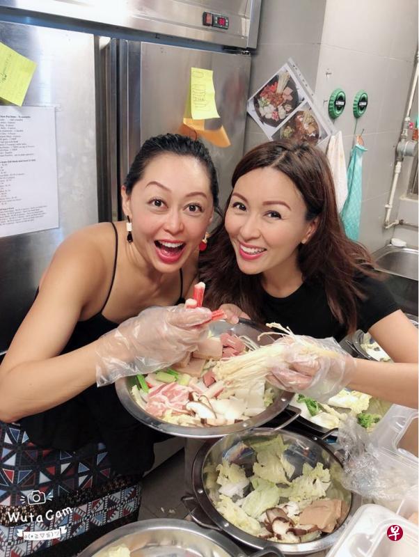 薛素珊(左)与汤妙玲首次合作开韩式餐档口。(图片:汤妙玲提供) 薛素珊(左)与汤妙玲首次合作开韩式餐档口。(图片:汤妙玲提供)