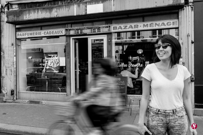 34岁的本地女生李颖佳,在巴黎开了一家与众不同的咖啡店The Hood,顾客称它为“全世界最快乐的地方”The Hood最美好的不是咖啡,也不是美食,而是人与人之间最纯粹的交流、联系和正能量。 34岁的本地女生李颖佳,在巴黎开了一家与众不同的咖啡店The Hood,顾客称它为“全世界最快乐的地方”The Hood最美好的不是咖啡,也不是美食,而是人与人之间最纯粹的交流、联系和正能量。