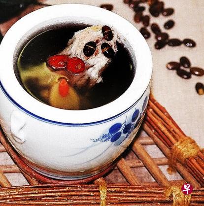 杜仲黑豆板栗汤,能起到补肾益精、强筋骨的作用。(档案照) 杜仲黑豆板栗汤,能起到补肾益精、强筋骨的作用。(档案照)