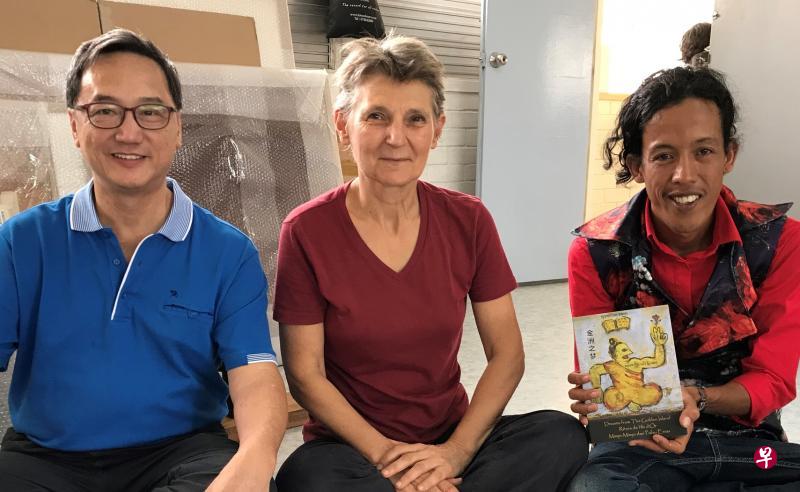 《金洲之梦》作者殷莉莎(中)、本地作家潘正镭(左)和穆阿拉占卑诗人/绘图员姆达·哈迪今年2月摄于陈瑞献画室。(潘正镭提供) 《金洲之梦》作者殷莉莎(中)、本地作家潘正镭(左)和穆阿拉占卑诗人/绘图员姆达·哈迪今年2月摄于陈瑞献画室。(潘正镭提供)