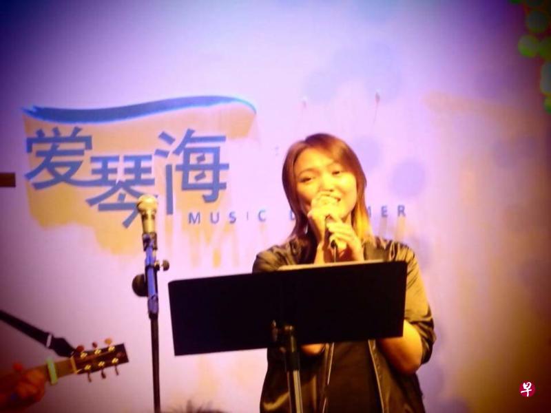 96.3好FM团队到爱琴海民歌餐厅“跑台”唱歌,演唱电台主打的八九十年代好歌。(作者提供) 96.3好FM团队到爱琴海民歌餐厅“跑台”唱歌,演唱电台主打的八九十年代好歌。(作者提供)