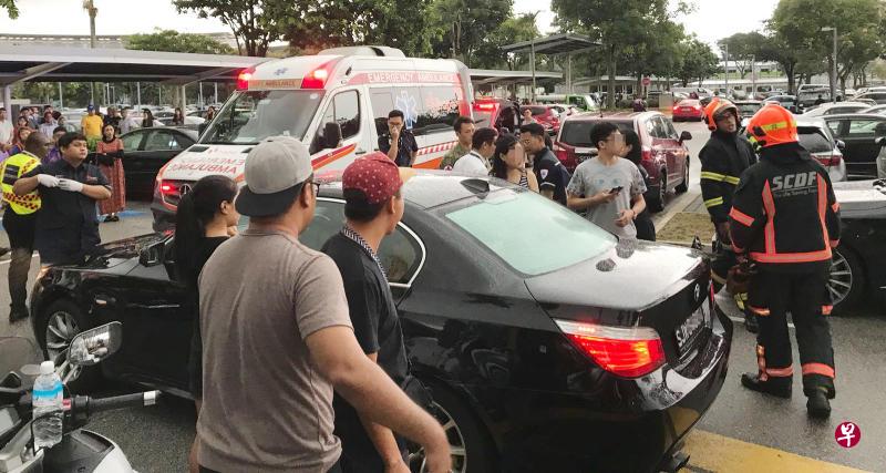民防人员到场援救受困幼童。（读者提供） 