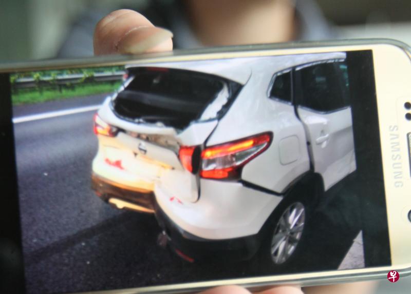 谢先生出示私召车被撞毁的照片。(曾宪隆 摄) 谢先生出示私召车被撞毁的照片。(曾宪隆 摄)