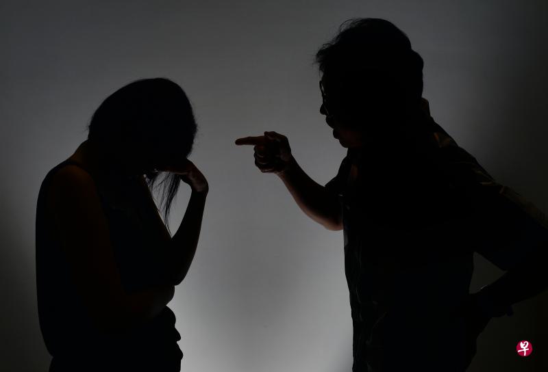 近来,我的工作不稳定,似乎被父亲感染,情绪不好时,粗话脱口而出,我的妻子竟然要离家出走,说无法跟我这个不知羞耻的人相处下去。我应该如何面对父亲和妻子?(档案照) 近来,我的工作不稳定,似乎被父亲感染,情绪不好时,粗话脱口而出,我的妻子竟然要离家出走,说无法跟我这个不知羞耻的人相处下去。我应该如何面对父亲和妻子?(档案照)