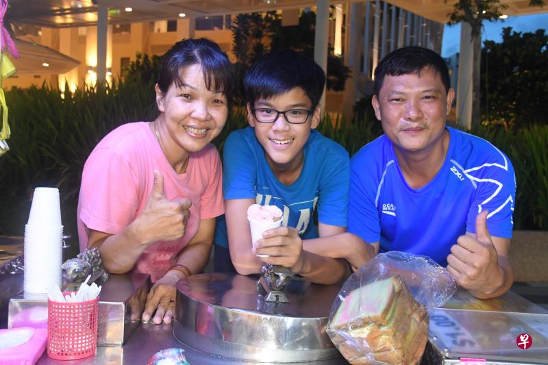 陈家浚(中间)和母亲刘秀英及小叔陈宝喜一起经营雪糕摊。 陈家浚(中间)和母亲刘秀英及小叔陈宝喜一起经营雪糕摊。