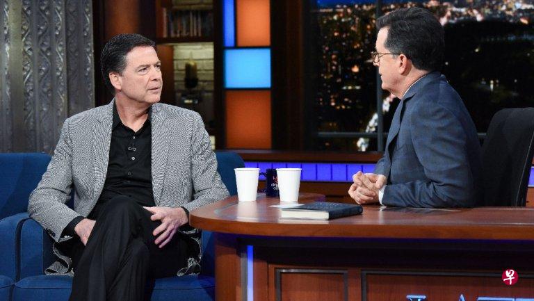 美国联邦调查局前局长科米(James Comey)周二(17日)上深夜脱口秀主持人科尔伯特的节目。(互联网) 美国联邦调查局前局长科米(James Comey)周二(17日)上深夜脱口秀主持人科尔伯特的节目。(互联网)