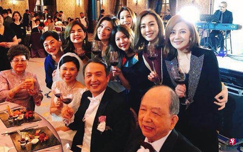 马毓芬举办婚宴,后排左起:张小燕、S.H.E、许茹芸、范玮琪、梁静茹全到场。(Instagram图) 马毓芬举办婚宴,后排左起:张小燕、S.H.E、许茹芸、范玮琪、梁静茹全到场。(Instagram图)