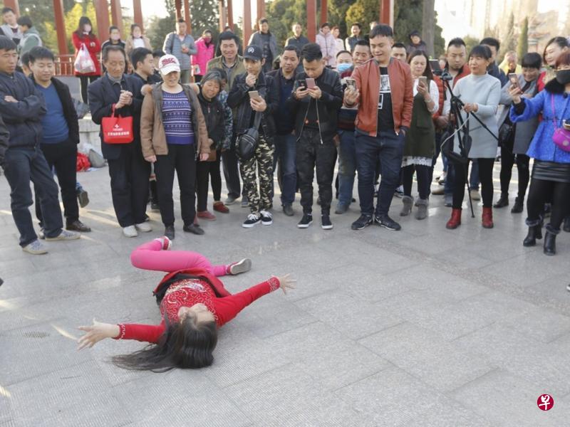 去年初,中国郑州人民公园内几名大叔大妈自创的“逆天摇摆抽筋舞”尬舞,许多媒体在转载时用“尬舞”来嘲讽舞姿难看的人胡乱扭动身体,使得场面尴尬。(互联网) 去年初,中国郑州人民公园内几名大叔大妈自创的“逆天摇摆抽筋舞”尬舞,许多媒体在转载时用“尬舞”来嘲讽舞姿难看的人胡乱扭动身体,使得场面尴尬。(互联网)