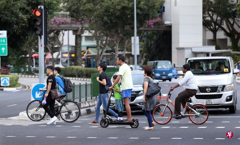 陆路交通管理局正在探讨是否规定脚踏车骑士和个人代步工具使用者都须穿戴头盔;在使用斑马线或交通灯过道时也得推车过马路。图为昨天在淡滨尼的一交通灯过道,脚踏车骑士和个人代步工具使用者都没有戴头盔或推车过马路。(陈来福摄) 陆路交通管理局正在探讨是否规定脚踏车骑士和个人代步工具使用者都须穿戴头盔;在使用斑马线或交通灯过道时也得推车过马路。图为昨天在淡滨尼的一交通灯过道,脚踏车骑士和个人代步工具使用者都没有戴头盔或推车过马路。(陈来福摄)
