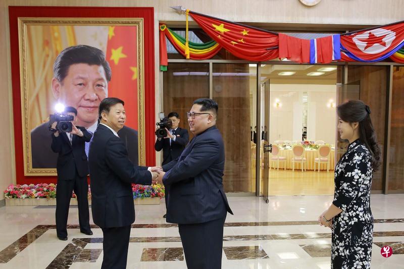 金正恩(中)、李雪主(右)夫妇前晚宴请率团访朝的宋涛(左),朝鲜官方通讯社朝中社昨天发布的照片显示,晚宴现场挂有习近平的巨幅照片。(法新社/朝中社) 金正恩(中)、李雪主(右)夫妇前晚宴请率团访朝的宋涛(左),朝鲜官方通讯社朝中社昨天发布的照片显示,晚宴现场挂有习近平的巨幅照片。(法新社/朝中社)