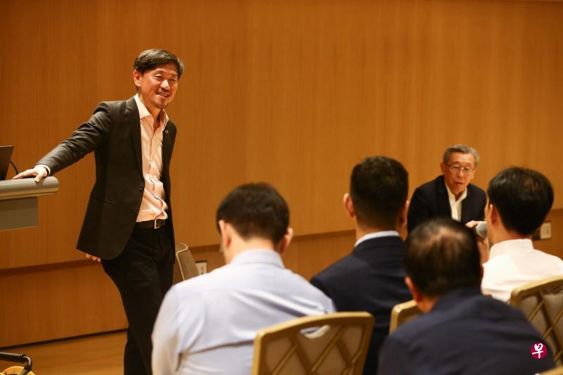 新加坡报业控股副执行长陈康威(左一)在通商中国沙龙中,与约50名受邀参与者交流。面对镜头坐者是主持人许廷芳律师。(陈斌勤摄) 新加坡报业控股副执行长陈康威(左一)在通商中国沙龙中,与约50名受邀参与者交流。面对镜头坐者是主持人许廷芳律师。(陈斌勤摄)