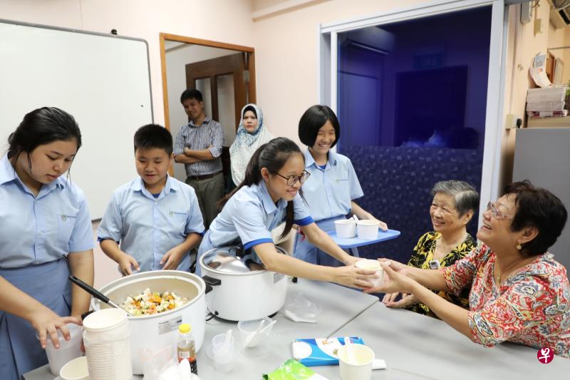 辅仁中学学生每星期会为兀兰区年长者煮汤、陪他们运动,让年长者保持身心健康。(林国明摄) 辅仁中学学生每星期会为兀兰区年长者煮汤、陪他们运动,让年长者保持身心健康。(林国明摄)