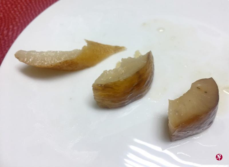 烹煮后的秃参(左起)、乌圆参和石参,厚度不同。(陈诗雨摄) 烹煮后的秃参(左起)、乌圆参和石参,厚度不同。(陈诗雨摄)