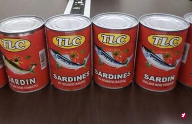 ▲马来西亚网上日前流传中国进口的罐头沙丁鱼内有死虫(右图)的消息,引发民众对“黑心食品”的担忧。卫生部已下令召回相关品牌的罐头。(取自马国卫生部面簿) ▲马来西亚网上日前流传中国进口的罐头沙丁鱼内有死虫(右图)的消息,引发民众对“黑心食品”的担忧。卫生部已下令召回相关品牌的罐头。(取自马国卫生部面簿)