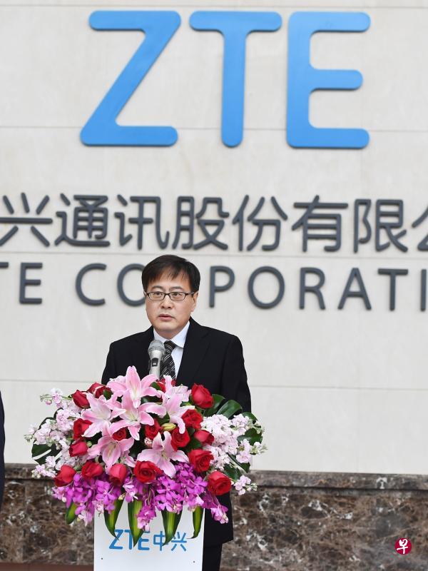 中兴董事长殷一民昨天下午在公司的深圳总部召开记者会,对美国的禁令表示“坚决反对”。(中新社) 中兴董事长殷一民昨天下午在公司的深圳总部召开记者会,对美国的禁令表示“坚决反对”。(中新社)