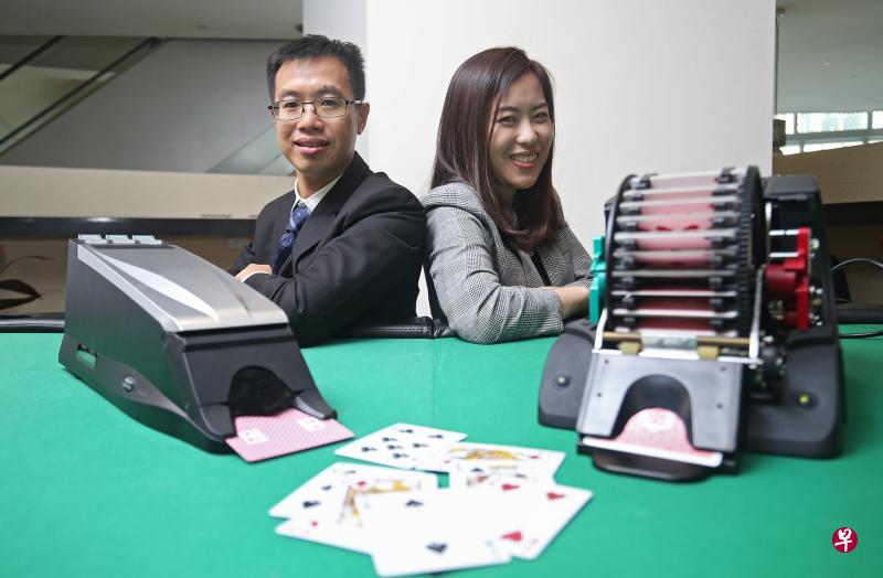 赌场管制局赌技处助理处长曾伟翔(左)和审查与合规处主任何书嘉透过参加国内外研讨会及课程以提升技能,并与外地监管机构合作,从它们的经验中学习。(叶振忠摄) 赌场管制局赌技处助理处长曾伟翔(左)和审查与合规处主任何书嘉透过参加国内外研讨会及课程以提升技能,并与外地监管机构合作,从它们的经验中学习。(叶振忠摄)