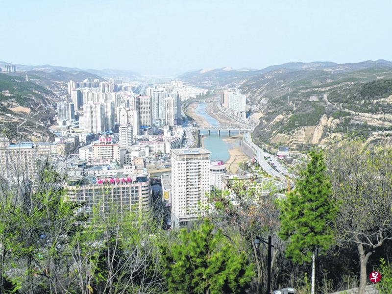 从凤凰山俯视,革命圣地延安市高楼林立,已焕然一新。 从凤凰山俯视,革命圣地延安市高楼林立,已焕然一新。