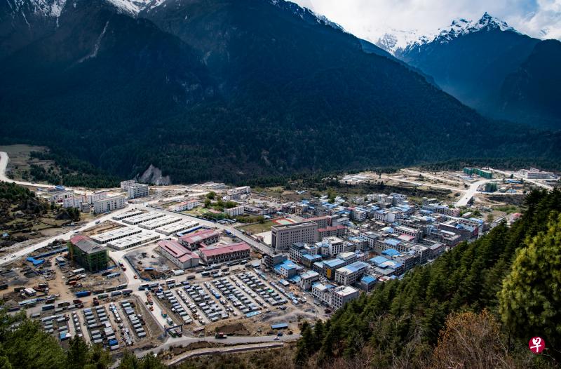 中国表明要与尼泊尔和印度一起打造跨越喜马拉雅山的“中尼印经济走廊”。吉隆镇距离尼泊尔边境仅23.5公里,自古就是中国西藏与尼泊尔交往通商的要道。作为开放口岸,吉隆口岸是目前中国与尼泊尔陆上贸易的唯一大通道。图为吉隆镇全景。(中新社) 中国表明要与尼泊尔和印度一起打造跨越喜马拉雅山的“中尼印经济走廊”。吉隆镇距离尼泊尔边境仅23.5公里,自古就是中国西藏与尼泊尔交往通商的要道。作为开放口岸,吉隆口岸是目前中国与尼泊尔陆上贸易的唯一大通道。图为吉隆镇全景。(中新社)