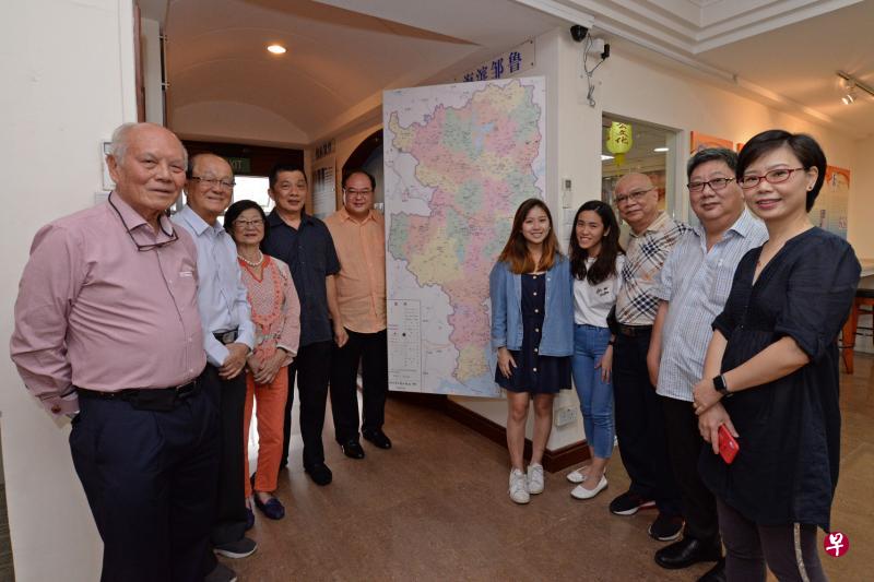 南安会馆与国大建筑系展开别具意义的合作。左起为林路曾外孙张东孝、孙子林怀玉医生、孙女林蕴玉、凤山寺管委会主任傅成发、南安会馆会长陈奕福、国大学生林芳敏、梁丽彬、南安会馆文化主任李成利、教育副主任李炳坤和建筑系助理教授陈煜。(朱睿彬摄) 南安会馆与国大建筑系展开别具意义的合作。左起为林路曾外孙张东孝、孙子林怀玉医生、孙女林蕴玉、凤山寺管委会主任傅成发、南安会馆会长陈奕福、国大学生林芳敏、梁丽彬、南安会馆文化主任李成利、教育副主任李炳坤和建筑系助理教授陈煜。(朱睿彬摄)