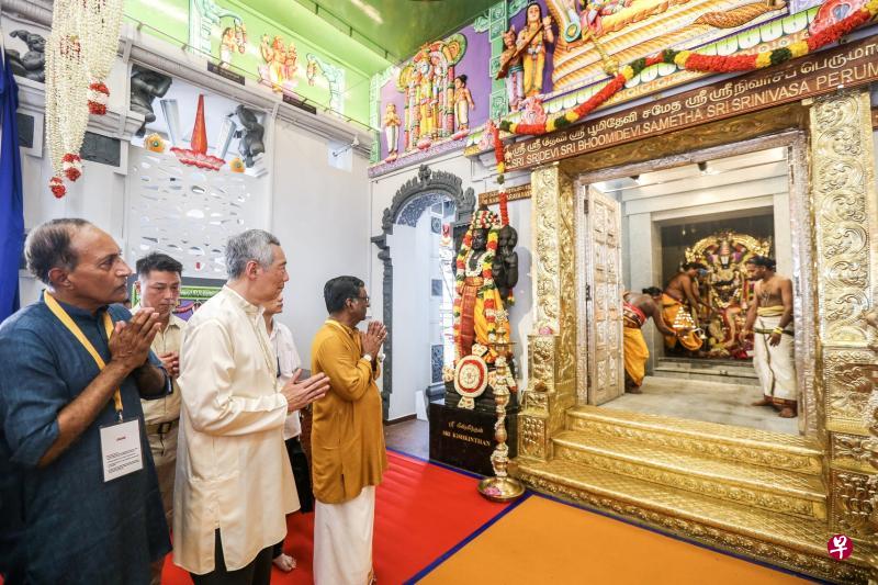 印度教基金管理局主席惹耶詹德南(R Jayachandran)(前排右起)、李显龙总理和印度教咨询委员会主席拉詹·克利斯南(Rajan Krishnan)在实里尼维沙伯鲁玛印度庙主神殿观礼。(梁伟康摄) 印度教基金管理局主席惹耶詹德南(R Jayachandran)(前排右起)、李显龙总理和印度教咨询委员会主席拉詹·克利斯南(Rajan Krishnan)在实里尼维沙伯鲁玛印度庙主神殿观礼。(梁伟康摄)