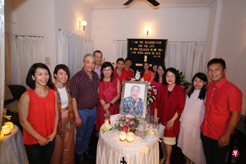 李绍祖遗孀范英爱上周五辞世。子孙们遵从她的嘱咐,葬礼上身着红色衣服,为她送行。(梁麒麟摄) 李绍祖遗孀范英爱上周五辞世。子孙们遵从她的嘱咐,葬礼上身着红色衣服,为她送行。(梁麒麟摄)