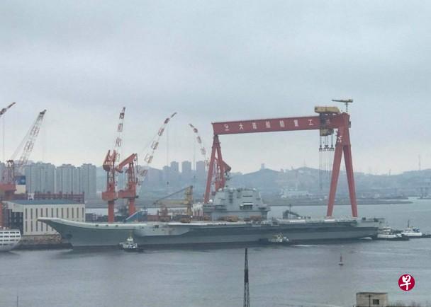 在多艘拖船簇拥下,国产“002型”航母离开泊位。(互联网) 在多艘拖船簇拥下,国产“002型”航母离开泊位。(互联网)
