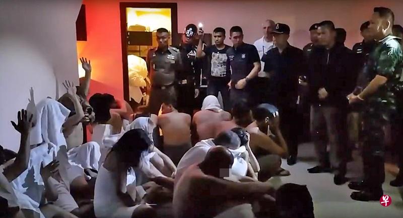 25名男女围着毛巾在酒店一楼,开性爱游戏派对被捕。(取自网络) 25名男女围着毛巾在酒店一楼,开性爱游戏派对被捕。(取自网络)