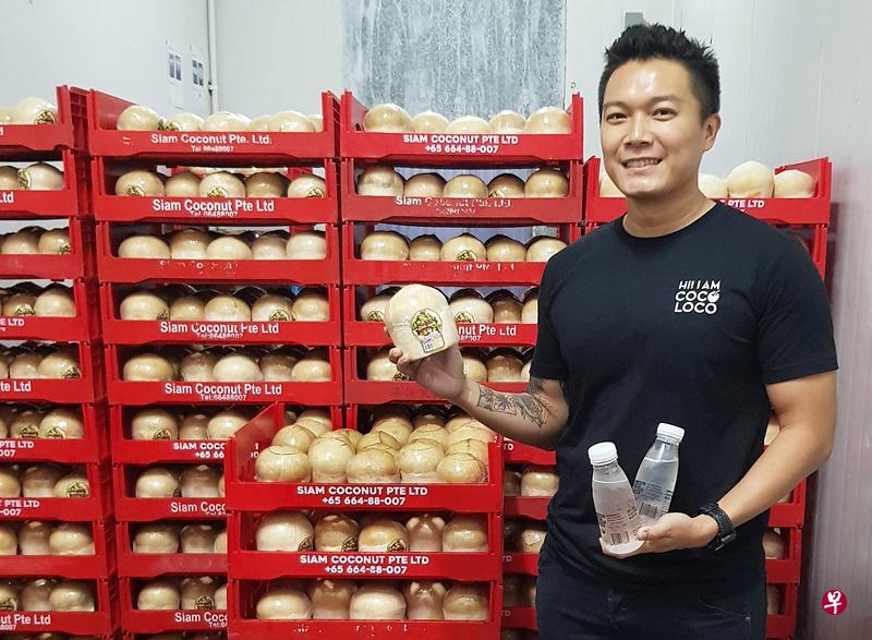 严炜崴一步一脚印扩充父亲的椰子生意。(陈玉能 摄) 严炜崴一步一脚印扩充父亲的椰子生意。(陈玉能 摄)