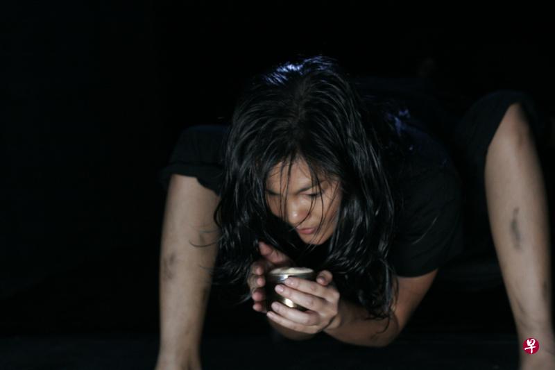 乌米艾达饰演的女巫在监狱里要偷吃死胚胎以求永生。(mm2 提供) 乌米艾达饰演的女巫在监狱里要偷吃死胚胎以求永生。(mm2 提供)