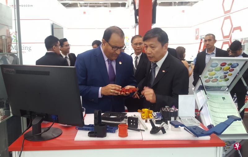 贸工部长(工业)易华仁(左)昨天参观汉诺威工业博览会的新加坡展区,了解本地精密工程公司Shine Precision的业务和产品。(李蕙心摄) 贸工部长(工业)易华仁(左)昨天参观汉诺威工业博览会的新加坡展区,了解本地精密工程公司Shine Precision的业务和产品。(李蕙心摄)