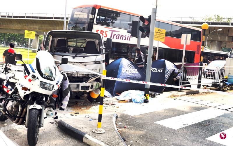 罗厘不知何故失控冲上路堤,连撞人行道上三名男女及停在路口的巴士。(饶进礼摄) 罗厘不知何故失控冲上路堤,连撞人行道上三名男女及停在路口的巴士。(饶进礼摄)