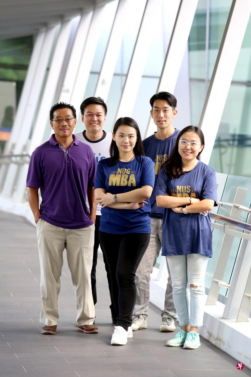 WholeTree基金会创始人周昱儒(左一)对于这群用自身行动来呼吁大家捐款的学生表示感激,并认为他们的精神能够带来更多的正能量。(龙国雄摄) WholeTree基金会创始人周昱儒(左一)对于这群用自身行动来呼吁大家捐款的学生表示感激,并认为他们的精神能够带来更多的正能量。(龙国雄摄)