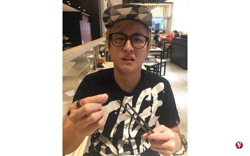 黄靖伦把塑胶筷子咬断的痛苦表情。(翻摄自面簿) 黄靖伦把塑胶筷子咬断的痛苦表情。(翻摄自面簿)