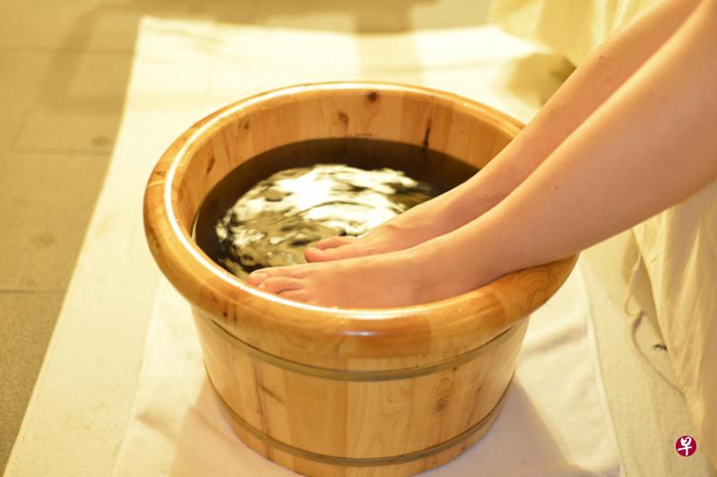 泡脚有助防治失眠,消除疲劳。(互联网) 泡脚有助防治失眠,消除疲劳。(互联网)