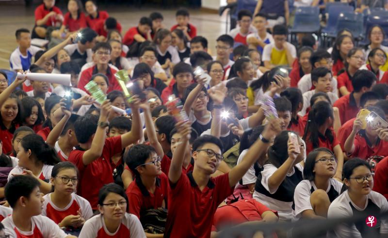 正华中学学生热情回应歌手呼吁。(何炳耀摄) 正华中学学生热情回应歌手呼吁。(何炳耀摄)